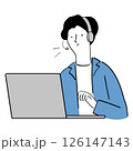 ノートパソコンの前でオンラインで会話する男性　線画イラスト 126147143