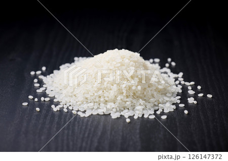 黒い背景に盛ったお米 黒い背景に盛ったお米 126147372