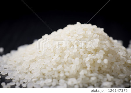 黒い背景に盛ったお米 黒い背景に盛ったお米 126147373