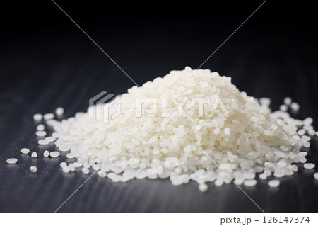黒い背景に盛ったお米 126147374