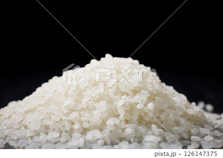 黒い背景に盛ったお米 126147375
