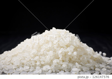 黒い背景に盛ったお米 126147376