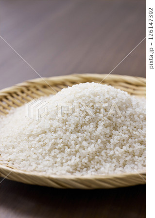 ざるに盛られたお米 126147392