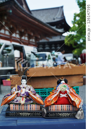 京都の東寺で行われるガラクタ市の情景 126147595
