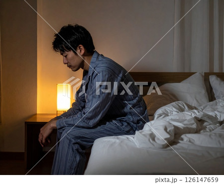 悩みを抱えている男性 悩みを抱えている男性 126147659