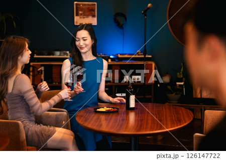 バーでお酒を飲む女性グループ 126147722