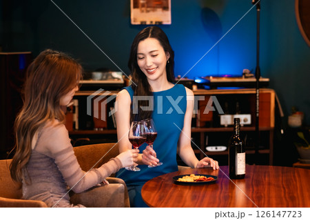 バーでお酒を飲む女性グループ 126147723