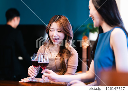 バーでお酒を飲む女性グループ バーでお酒を飲む女性グループ 126147727