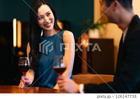 飲食店でワインを楽しむカップル 飲食店でワインを楽しむカップル 126147738