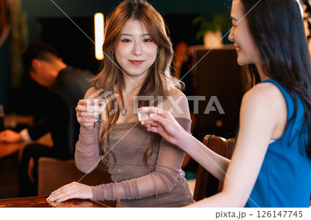 バーでお酒を飲む女性グループ 126147745