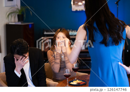 浮気現場に突撃された夫と浮気相手 浮気現場に突撃された夫と浮気相手 126147746