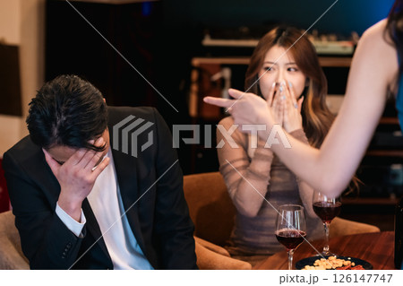 浮気現場に突撃された夫と浮気相手 126147747