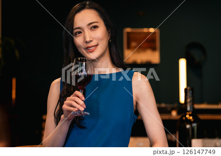 ワインを片手に微笑む若い女性 126147749