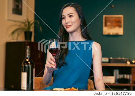 ワインを片手に微笑む若い女性 126147750