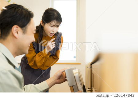 食洗機の修理にきた男性作業員 126147842