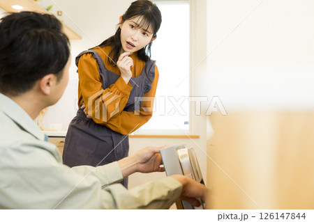 食洗機の修理にきた男性作業員 126147844