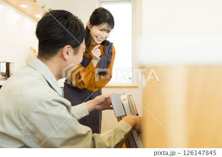 キッチンの修理にきた男性作業員 126147845