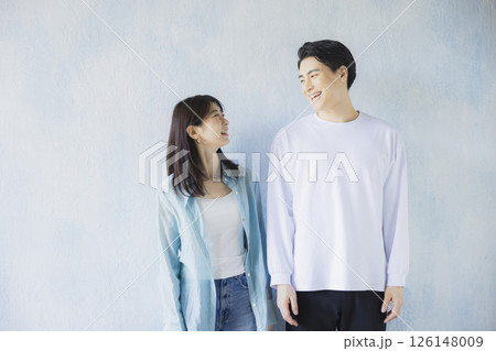 並んで立つ男女　 　 126148009