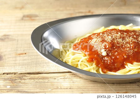 粉チーズのかかったミートソースパスタ 126148045