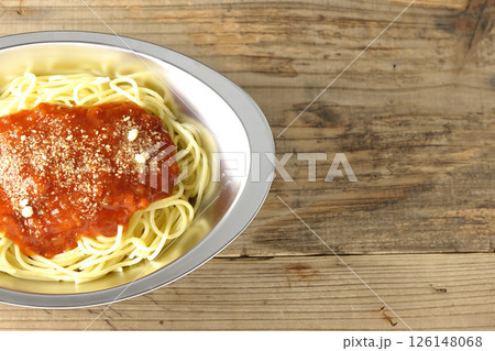 粉チーズのかかったミートソースパスタ 126148068