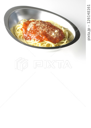粉チーズのかかったミートソースパスタを白背景で撮影 粉チーズのかかったミートソースパスタを白背景で撮影 126148161