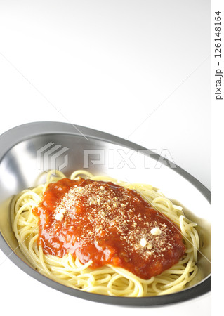 粉チーズのかかったミートソースパスタを白背景で撮影 126148164