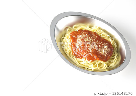 粉チーズのかかったミートソースパスタを白背景で撮影 126148170