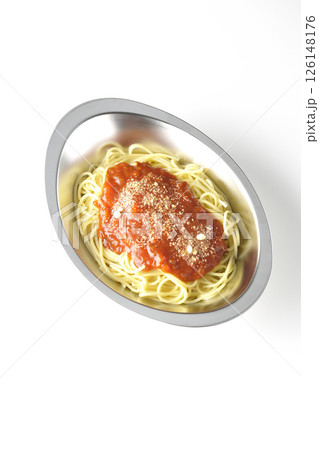 粉チーズのかかったミートソースパスタを白背景で撮影 126148176