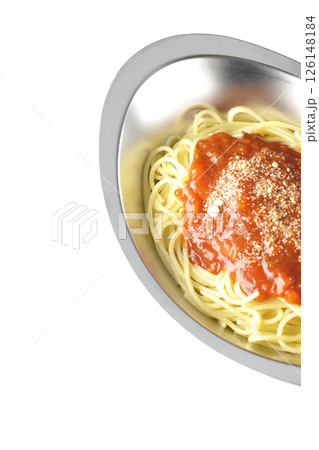 粉チーズのかかったミートソースパスタを白背景で撮影 粉チーズのかかったミートソースパスタを白背景で撮影 126148184