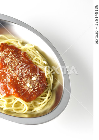 粉チーズのかかったミートソースパスタを白背景で撮影 126148186