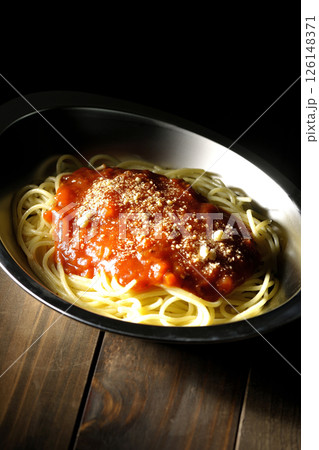 粉チーズのかかったミートソースパスタ 126148371