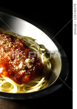 粉チーズのかかったミートソースパスタ 126148379