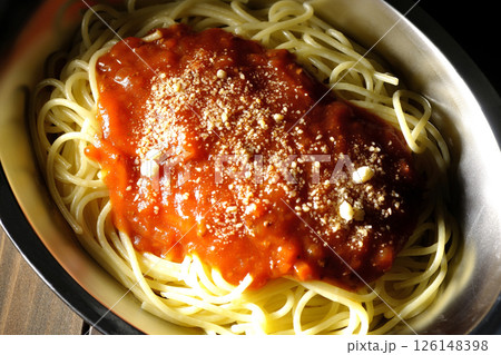 粉チーズのかかったミートソースパスタ 粉チーズのかかったミートソースパスタ 126148398