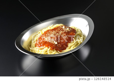 粉チーズのかかったミートソースパスタを黒背景で撮影 126148514