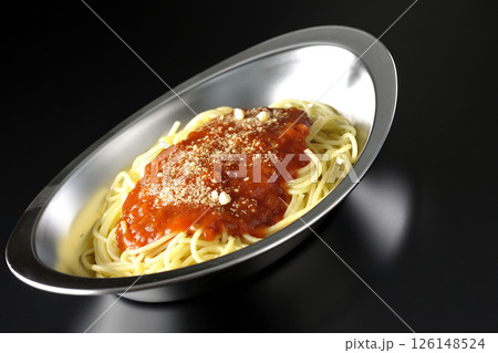 粉チーズのかかったミートソースパスタを黒背景で撮影 粉チーズのかかったミートソースパスタを黒背景で撮影 126148524