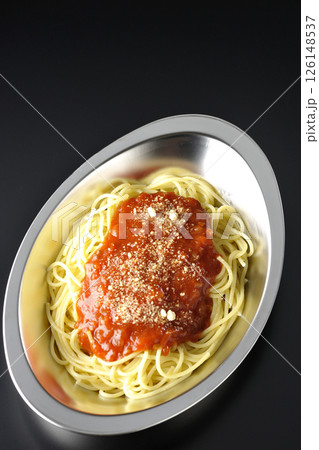 粉チーズのかかったミートソースパスタを黒背景で撮影 126148537