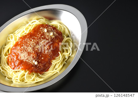 粉チーズのかかったミートソースパスタを黒背景で撮影 粉チーズのかかったミートソースパスタを黒背景で撮影 126148547