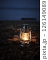 湖畔にビンテージランタン 126149089