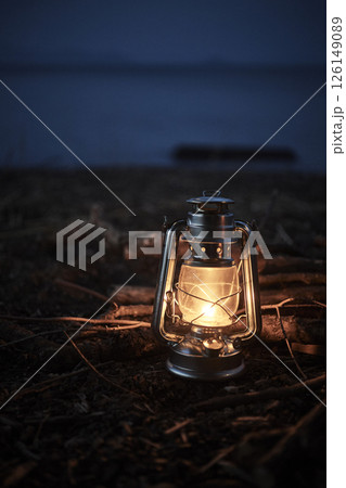 湖畔にビンテージランタン 126149089