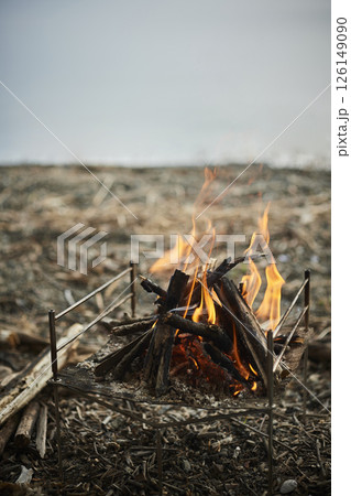 日中の湖畔で焚き火 日中の湖畔で焚き火 126149090