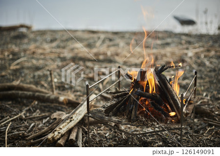 日中の湖畔で焚き火 日中の湖畔で焚き火 126149091