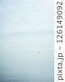 朝霧に包まれた湖畔 126149092