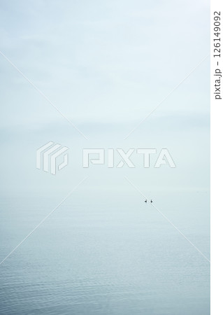 朝霧に包まれた湖畔 朝霧に包まれた湖畔 126149092