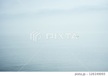 朝霧に包まれた湖畔 朝霧に包まれた湖畔 126149093