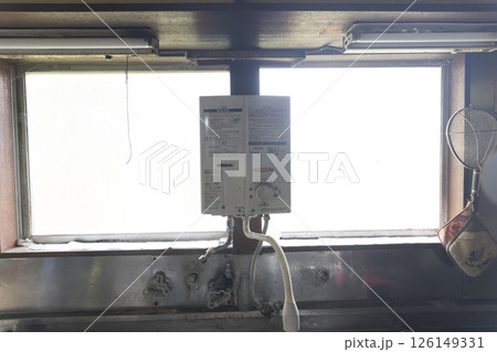 台所に設置してある古い湯沸器 台所に設置してある古い湯沸器 126149331