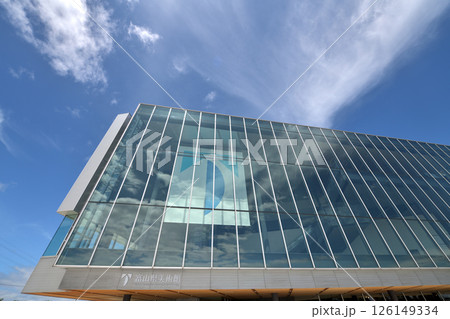 富山県美術館 ガラス張りの壁面に5月の青空が映り込む 富山県美術館 ガラス張りの壁面に5月の青空が映り込む 126149334