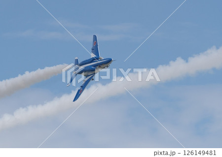 展示飛行を行うブルーインパルスのT-4 126149481