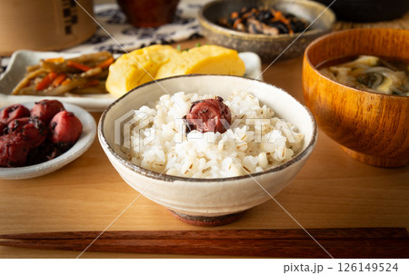 和食　梅干しのせ麦飯　食卓 126149524