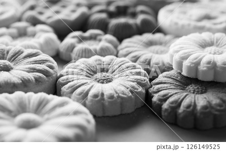 盆菓子たくさん　和菓子　らくがん　お盆　蓮や菊のお供菓子　お供菓子 126149525