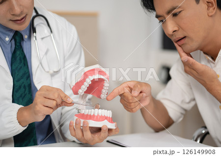 Dentist working tooth model, dentistry and recommend patient concept. 126149908